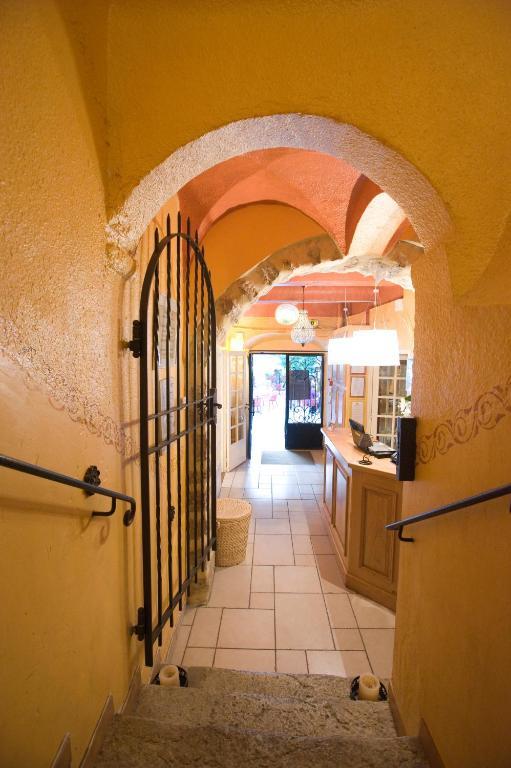 Le Vieux Chateau エギュイーヌ エクステリア 写真
